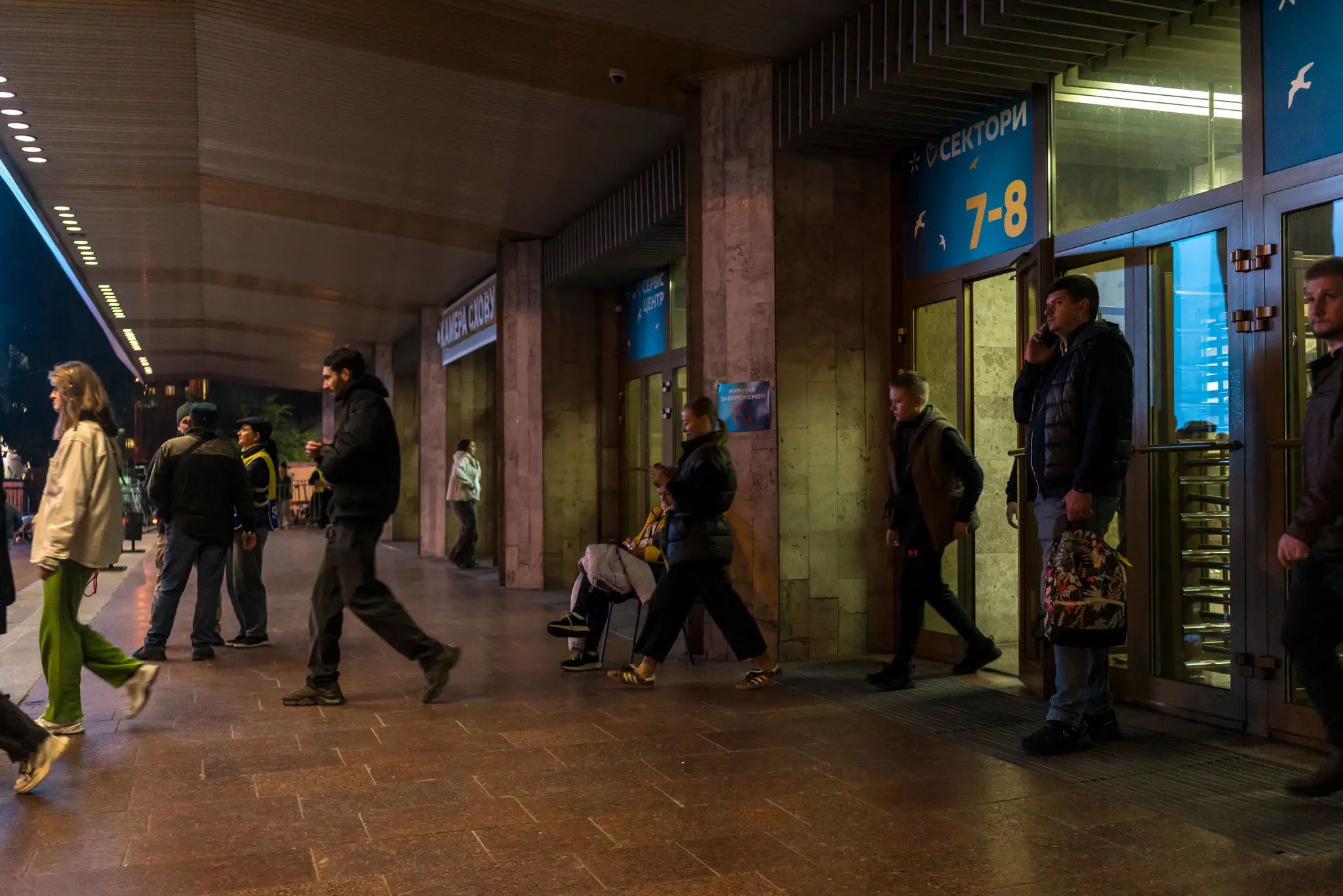 Шанувальники залишають одне з шоу Океану Ельзи в неділю в Києві.